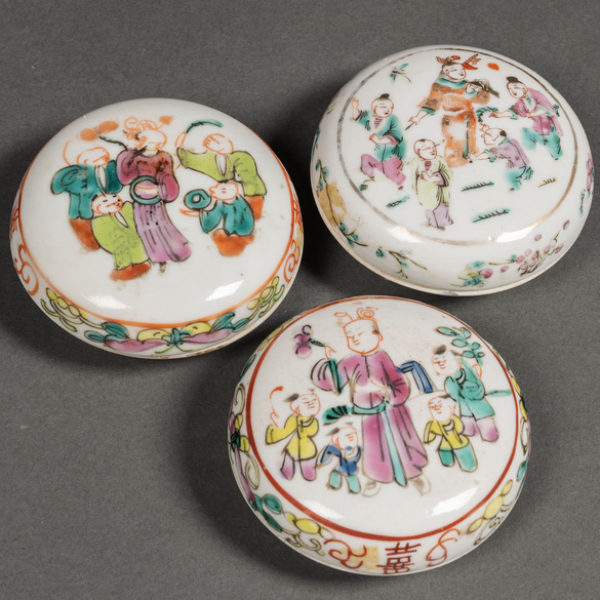 Conjunto de tres cajas circulares en porcelana china, S. XIX