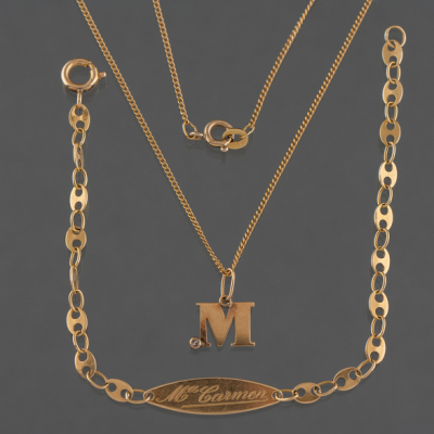 Conjunto de pulsera y cadena con colgante de la letra M en oro amarillo de 18 kt.