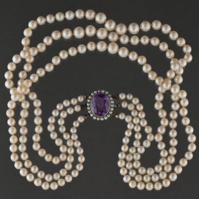 Collar de tres vueltas de perlas cultivadas con cierre en oro blanco de 18 kt orlado de perlas pequeñas.