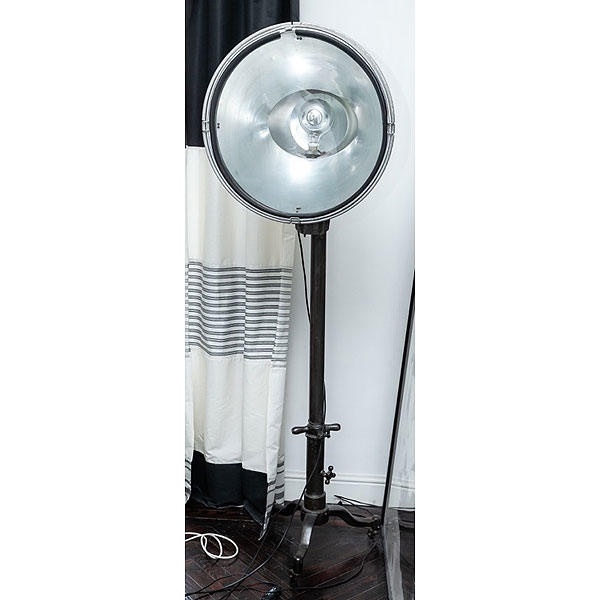 Lámpara de pié diseño industrial de pps.S.XX