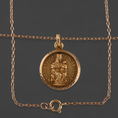 Cadena de eslabones en oro amarillo de 18 kt con medalla de la virgen de roncesavalles.