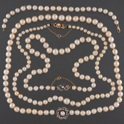 Conjunto de tres collares y una pulsera de perlas cultivadas con broches en oro amarillo de 18 kt.