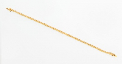 Pulsera riviere en oro amarillo con diamantes talla brillante con un peso total de 2,40 cts. aprox.