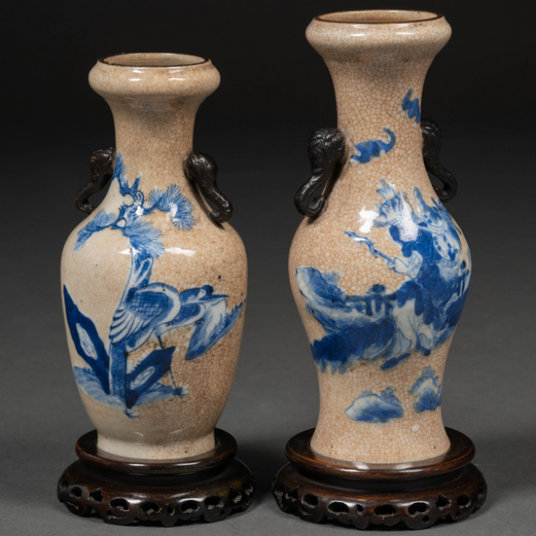 Conjunto de dos jarrones en porcelana nanking. Trabajo Chino, S. XIX