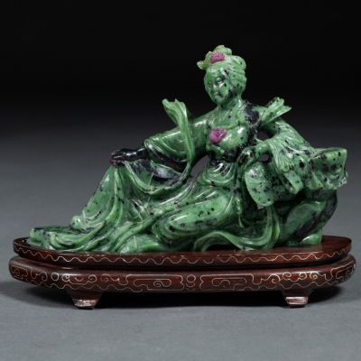 &quot;Guanyin con Pay-Pay&quot; Figura en piedra dura jaspeada en verde y negro. Trabajo Chino, Siglo XX.