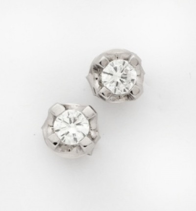 Pendientes en oro blanco con 2 diamantes talla brillante con un peso total de 0,99 cts.aprox.