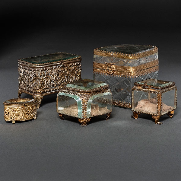 Conjunto de cinco joyeros en cristal y bronce del siglo XIX