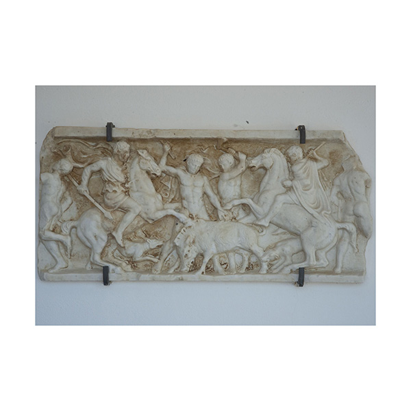 Relieve en Mármol de estilo romano representando escena de caza, siguiendo modelos clásicos, Italia, siglo XX. 