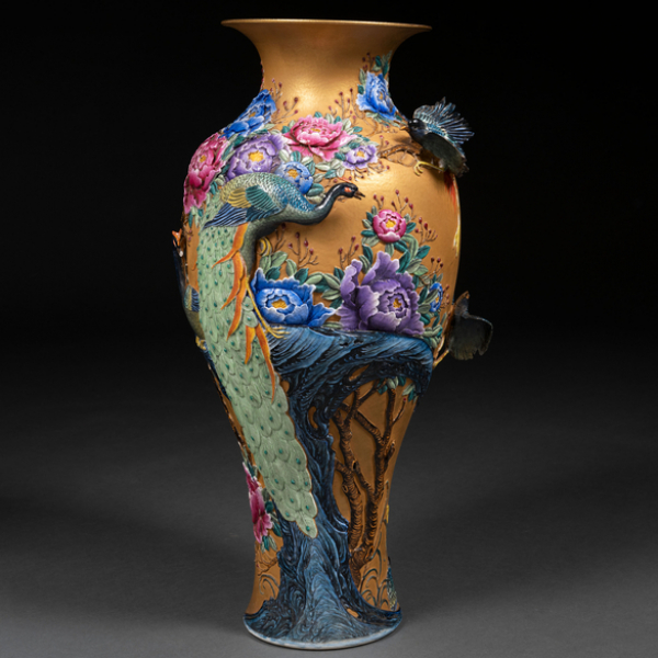 Importante jarrón chino en porcelana con decoración en relieve. Trabajo Chino, Siglo XX