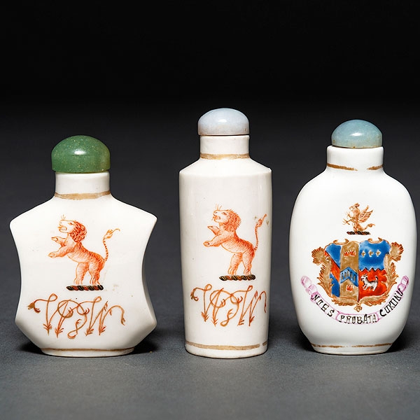 Conjunto de tres tabaqueras en porcelana para la exportación. Siglo XX 
