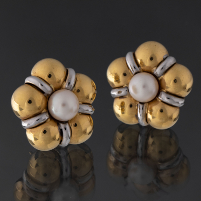 Pareja de pendientes en forma de flor en oro amarillo, oro blanco y perla central.