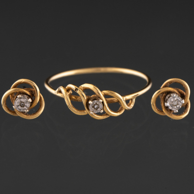 Conjunto de anillo y pendientes montados en oro amarillo de 18 kt.