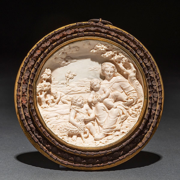 "Virgen con el niño y San Juan Bautista" Precioso tondo circular en marfil tallado