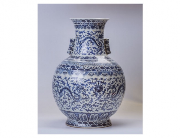 Vaso Hu en porcelana azul y blanca, pieza para la exportación, China, período Qianlong (c. 1796)