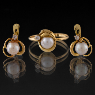 Conjunto de anillo y pendientes montados en oro amarillo de 18 kt. con perlas