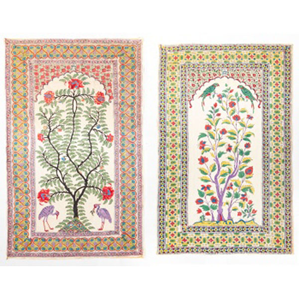 Pareja de tapices en tela pintados y estampados con decoración vegetal, flores, cigüeñas y loros. India.  Época: Pp. S. XX