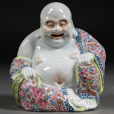 &quot;Buda de la felicidad&quot; Figura en porcelana china familia rosa época República (1911-49)