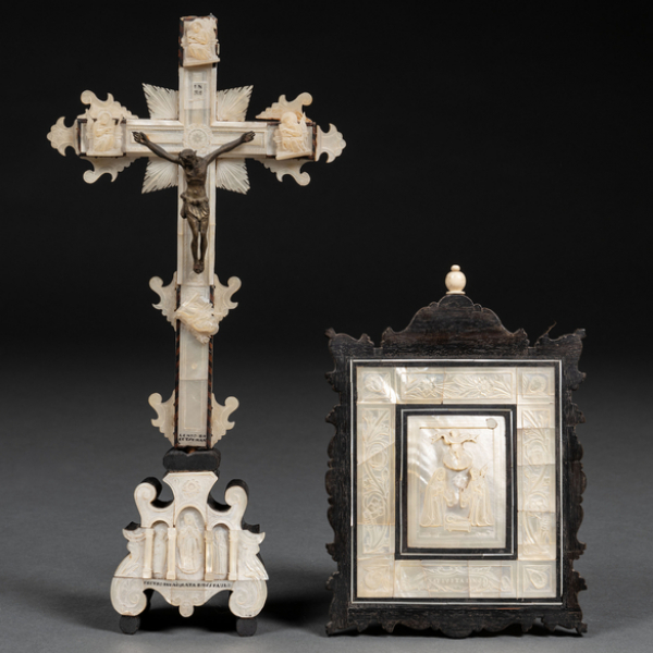 Conjunto de relicario y placa votiva en madera ebonizada en negro y placas de nácar.