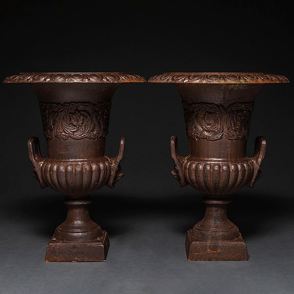 Pareja de copas estilo Medici realizadas en hierro fundido