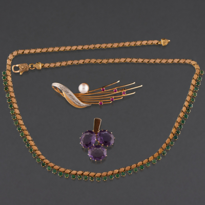 Conjunto de gargantilla en oro amarillo de 18 kt con esmeraldas, broche con brillantes y perlas y colgante de 3 amatistas talla oval.