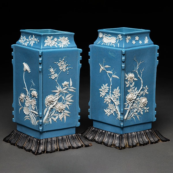 Pareja de jarrones romboidales en porcelana china azul y blanca. Trabajo Chino, Siglo XIX