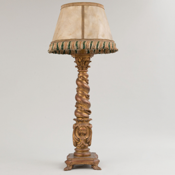 Columna salomónica adaptada como lámpara de pie en madera tallada estucada y dorada. Finales del siglo XIX-XX. 