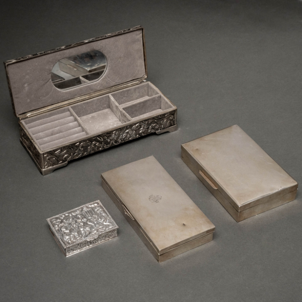 Conjunto de dos cajas de puros en plata española y punzonda y caja joyero en metal plateado del siglo XX.