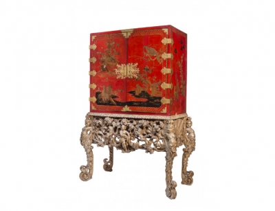 Cabinet de madera lacada de rojo Trabajo inglés siglo XVIII