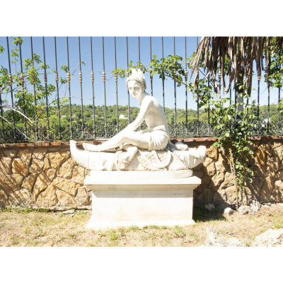 Gran escultura en mármol de Carrara a tamaño natural con peana representando a Sirena, Italia, principios siglo XX. 