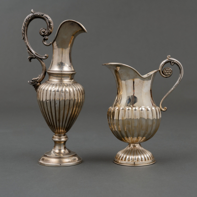 Conjunto de dos jarras de agua en plata española punzonada del siglo XX