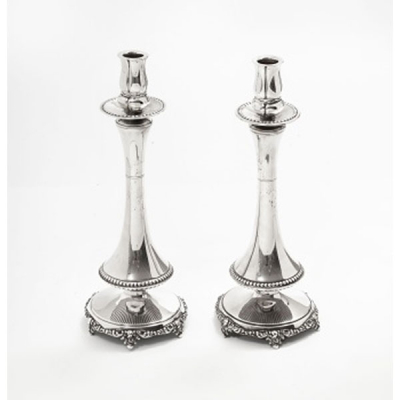 Pareja de candeleros en plata con decoración vegetal y perlas. Estilo Luis XVI. Marcas de platero.  Época: S. XX