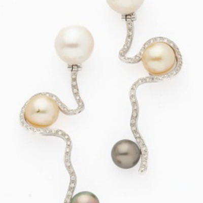 Pendientes largos en oro blanco con fila de diamantes talla brillante, 4 perlas australianas y 2 perlas tahití.