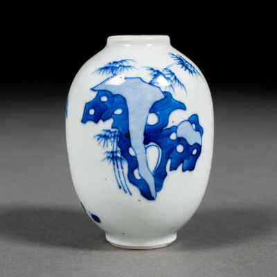 Bote en porcelana china azul y blanca. Trabajo Chino, Siglo XIX