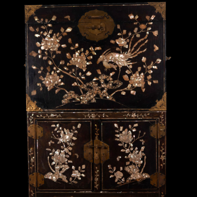 Precioso Cabinet Japones William &amp; Mary en laca y madreperla del siglo XVII. 