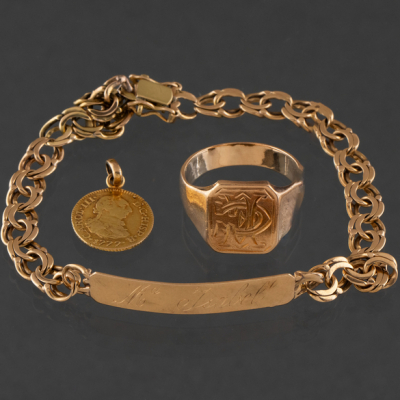 Conjunto de pulsera de eslabones, anillo y colgante con moneda de Carlos III del año 1777.