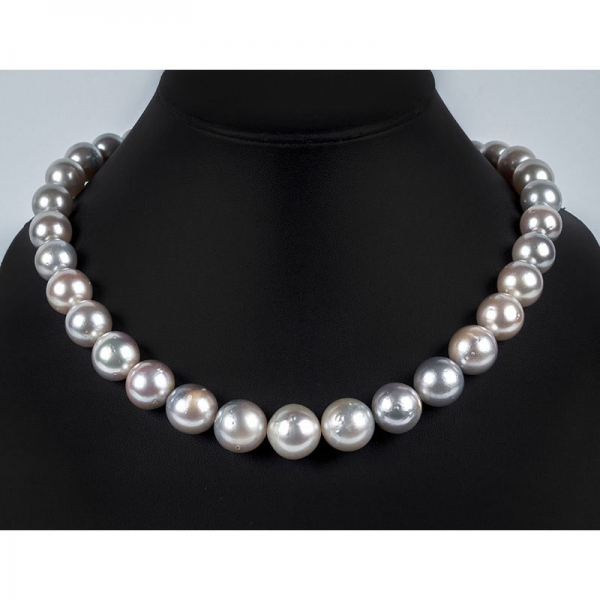 Hilo de collar 'chocker' formado por 39 grandes perlas australianas