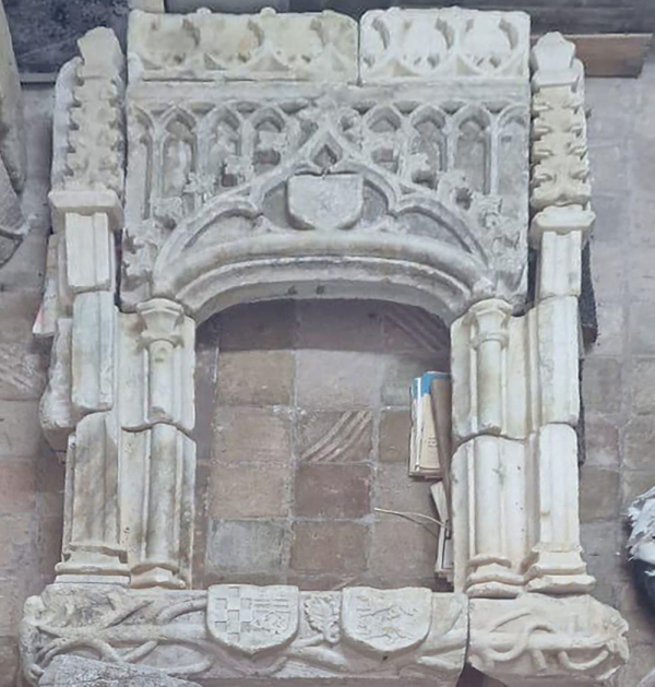 Importante Cornisa de ventana Gótica catalana. Siglo XV, con pareja de escudos Heráldicos catalanes. 