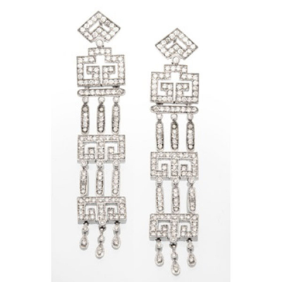 Pendientes largos Estilo Art Decó en oro blanco con decoración geométrica cuajado de diamantes talla brillante