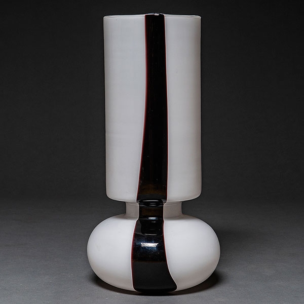Lámpara de sobremesa en cristal de Murano color blanco con franja en negro. Italia, Siglo XX