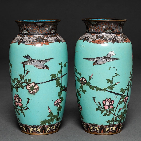 Pareja de jarrones en esmalte cloisoneé. Trabajo Japonés, Siglo XIX