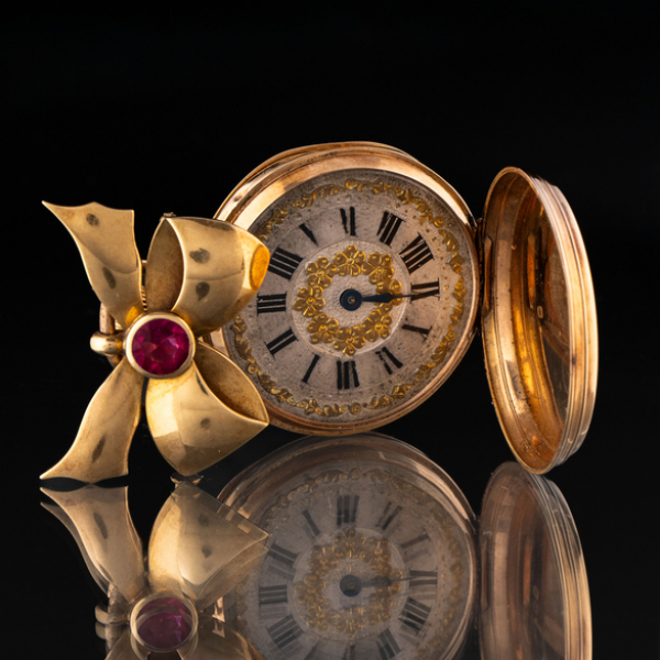 Reloj de bolsillo con lazo a modo de colgante en oro amarillo de 18 kt. Francia, Finales del siglo XIX