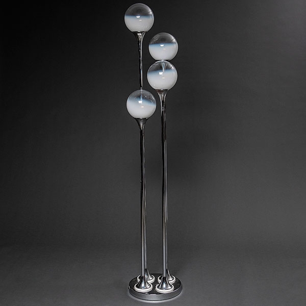 Lámpara de pie con estructura de metal cromado de cuatro luces escalonadas con globos de cristal. Años 70