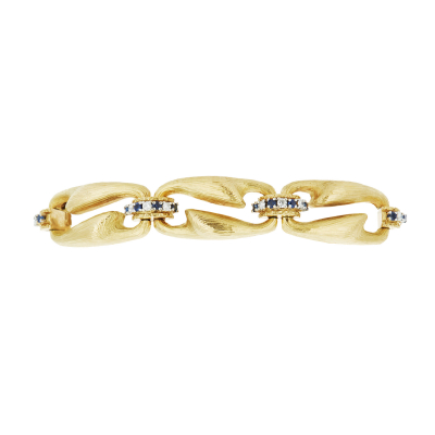 Pulsera de eslabones ovales calados en oro bicolor mate y brillo con entrepiezas de diamantes talla brillante y zafiros azules talla redonda engastados en garras.