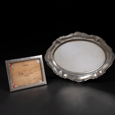 Conjunto de bandeja y marco es plata peruana sterling. Siglo XX