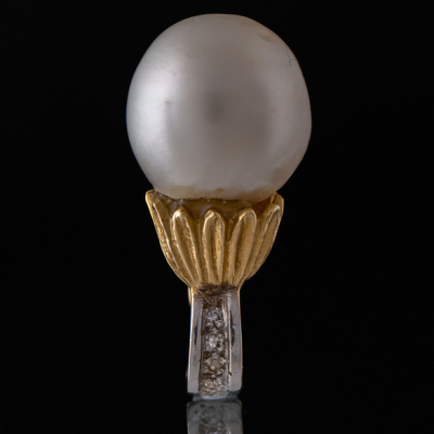 Elegante colgante en oro amarillo y oro blanco de 18kt con brillante y perla australiana de 13mm.