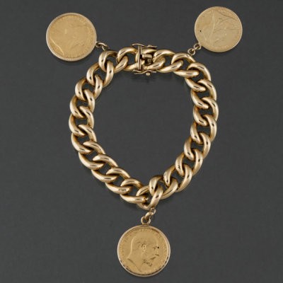 Pulsera de eslabones con tres monedas a modo de colgantes en oro amarillo de 18 kt.