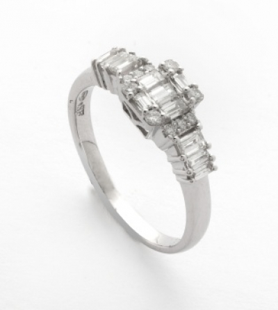 Sortija en oro blanco con diamantes talla baguette y diamantes talla brillante con un peso total de 0,68 cts. aprox.