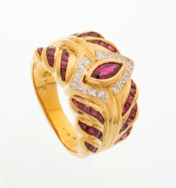 Sortija en oro amarillo con decoración de espiga con rubí central, orla de diamantes talla brillante y filas de rubíes en el brazo.
