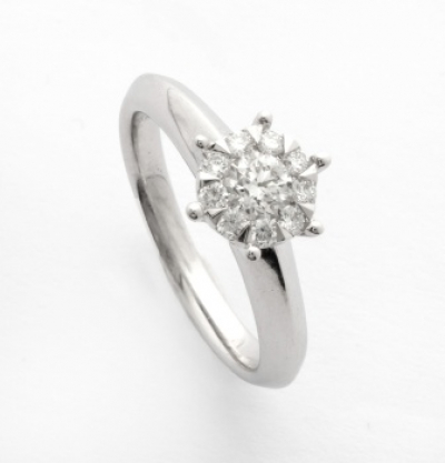 Sortija en oro blanco con cuajado de diamantes talla brillante con un peso total de 0,65 cts. aprox.