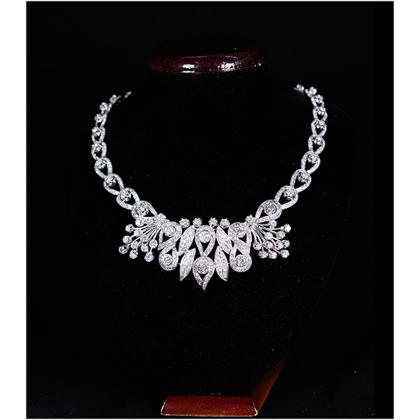 Importante collar tipo &quot;Babero&quot; en Diamantes talla brillante de un total de 30 kilates, 81 gramos en total. 